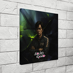 Холст квадратный Игра в кальмара - игрок 218 скрещивает руки, цвет: 3D-принт — фото 2