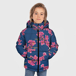Куртка зимняя для мальчика Веточки айвы с розовыми цветами на синем фоне, цвет: 3D-светло-серый — фото 2