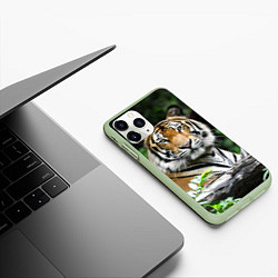 Чехол iPhone 11 Pro матовый Тигр в джунглях, цвет: 3D-салатовый — фото 2