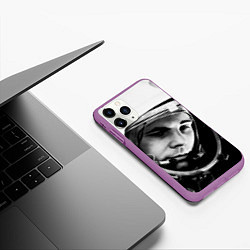 Чехол iPhone 11 Pro матовый Гагарин космонавт, цвет: 3D-фиолетовый — фото 2