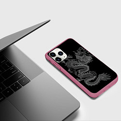 Чехол iPhone 11 Pro матовый ЧБ Дракон, цвет: 3D-малиновый — фото 2