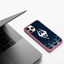 Чехол iPhone 11 Pro матовый THE ELDER SCROLLS SKYRIM ЭМБЛЕМА ДРАКОНА, цвет: 3D-малиновый — фото 2
