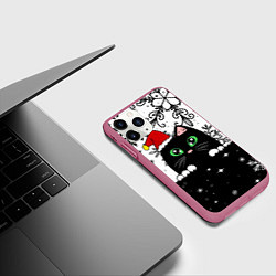 Чехол iPhone 11 Pro матовый Новогодний кот в колпаке Санты, цвет: 3D-малиновый — фото 2