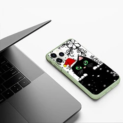 Чехол iPhone 11 Pro матовый Новогодний кот в колпаке Санты, цвет: 3D-салатовый — фото 2
