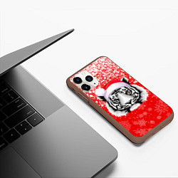 Чехол iPhone 11 Pro матовый НОВОГОДНИЙ ТИГР 2022 ЕШПУК 2022, цвет: 3D-коричневый — фото 2