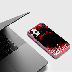 Чехол iPhone 11 Pro матовый Metallica текстура белая красная, цвет: 3D-малиновый — фото 2