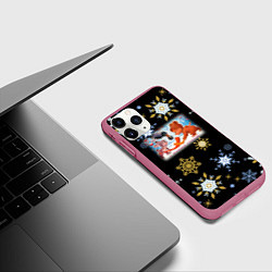 Чехол iPhone 11 Pro матовый Новый год мишка и зайчик играют в хоккей, цвет: 3D-малиновый — фото 2