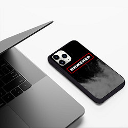 Чехол iPhone 11 Pro матовый Инженер - в красной рамке на темном, цвет: 3D-черный — фото 2