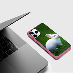 Чехол iPhone 11 Pro матовый Кролик на фоне травы, цвет: 3D-малиновый — фото 2