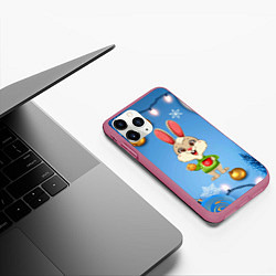 Чехол iPhone 11 Pro матовый Новогодний зайчик с кофе, цвет: 3D-малиновый — фото 2