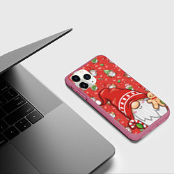 Чехол iPhone 11 Pro матовый Новогодний гном с пряником, цвет: 3D-малиновый — фото 2