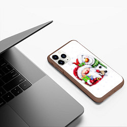 Чехол iPhone 11 Pro матовый Дед Мороз и снеговик с подарками, цвет: 3D-коричневый — фото 2