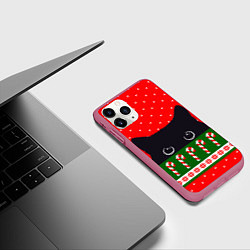 Чехол iPhone 11 Pro матовый Котик: новогодний свитер, цвет: 3D-малиновый — фото 2
