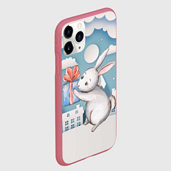 Чехол iPhone 11 Pro матовый Новогодний заяц держит подарок, цвет: 3D-малиновый — фото 2