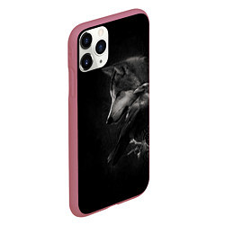 Чехол iPhone 11 Pro матовый Волк и ворон, цвет: 3D-малиновый — фото 2