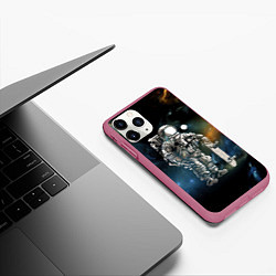 Чехол iPhone 11 Pro матовый Космонавт-скейтбордист, цвет: 3D-малиновый — фото 2