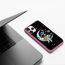 Чехол iPhone 11 Pro матовый Skeleton astronaut eats pizza while sitting on the, цвет: 3D-малиновый — фото 2