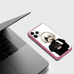 Чехол iPhone 11 Pro матовый Nier: Automata - 2B Кибергражданка, цвет: 3D-малиновый — фото 2