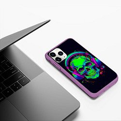 Чехол iPhone 11 Pro матовый Череп в наушниках ярко кислотный, цвет: 3D-фиолетовый — фото 2