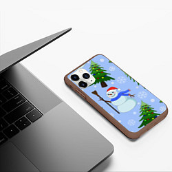 Чехол iPhone 11 Pro матовый Снеговики с новогодними елками паттерн, цвет: 3D-коричневый — фото 2