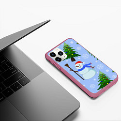 Чехол iPhone 11 Pro матовый Снеговики с новогодними елками паттерн, цвет: 3D-малиновый — фото 2