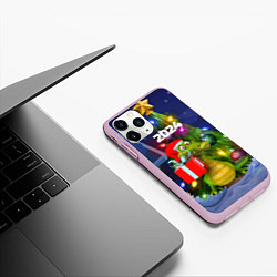 Чехол iPhone 11 Pro матовый Дракон с подарком у елки, цвет: 3D-розовый — фото 2