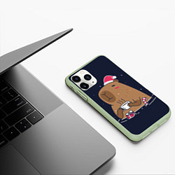 Чехол iPhone 11 Pro матовый Новогодняя капибара - 2024, цвет: 3D-салатовый — фото 2