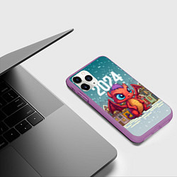 Чехол iPhone 11 Pro матовый Дракоша на фоне домиков, цвет: 3D-фиолетовый — фото 2