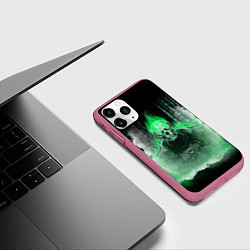 Чехол iPhone 11 Pro матовый Зелёный скелет в дыму, цвет: 3D-малиновый — фото 2