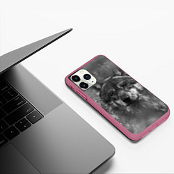 Чехол iPhone 11 Pro матовый Серый волк на сером фоне, цвет: 3D-малиновый — фото 2