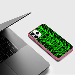 Чехол iPhone 11 Pro матовый Зелёная техно-броня на чёрном фоне, цвет: 3D-малиновый — фото 2