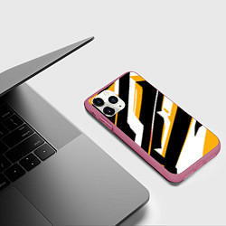 Чехол iPhone 11 Pro матовый Жёлто-белые широкие линии на чёрном фоне, цвет: 3D-малиновый — фото 2