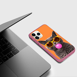Чехол iPhone 11 Pro матовый Кот в очках с жвачкой, цвет: 3D-малиновый — фото 2