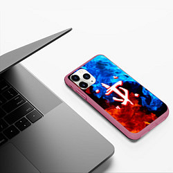 Чехол iPhone 11 Pro матовый Doom битва огней, цвет: 3D-малиновый — фото 2