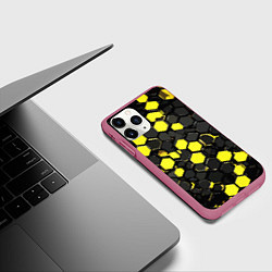 Чехол iPhone 11 Pro матовый Жёлто-серые шестиугольники на чёрном фоне, цвет: 3D-малиновый — фото 2