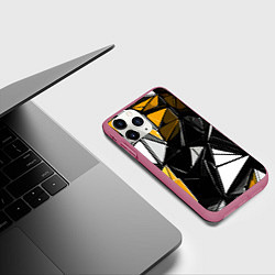 Чехол iPhone 11 Pro матовый Жёлто-белые рельефные треугольники на чёрном фоне, цвет: 3D-малиновый — фото 2