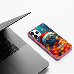 Чехол iPhone 11 Pro матовый Бульдог новогодний в гирлянде, цвет: 3D-малиновый — фото 2