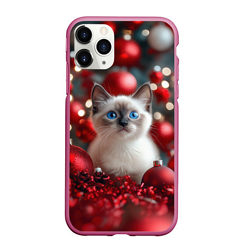 Чехол iPhone 11 Pro матовый Новогодняя пушистая сиамская кошка / 3D-Малиновый – фото 1