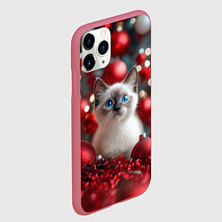 Чехол iPhone 11 Pro матовый Новогодняя пушистая сиамская кошка, цвет: 3D-малиновый — фото 2