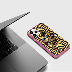 Чехол iPhone 11 Pro матовый Королевская кобра, цвет: 3D-малиновый — фото 2
