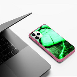 Чехол iPhone 11 Pro матовый Трещины на абстрактном зелёном фоне, цвет: 3D-малиновый — фото 2