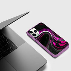 Чехол iPhone 11 Pro матовый Волнистые бело-розовые линии на чёрном фоне, цвет: 3D-фиолетовый — фото 2