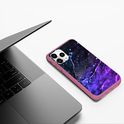 Чехол iPhone 11 Pro матовый Черно-фиолетовая текстурная плита, цвет: 3D-малиновый — фото 2