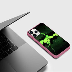 Чехол iPhone 11 Pro матовый Разлом по центру зеленой плиты, цвет: 3D-малиновый — фото 2