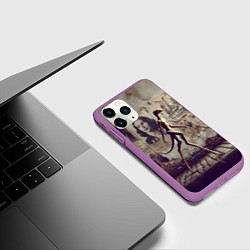 Чехол iPhone 11 Pro матовый Пришелец идёт вдоль стены с рваными афишами, цвет: 3D-фиолетовый — фото 2