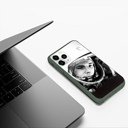 Чехол iPhone 11 Pro матовый Юрий Гагарин, цвет: 3D-темно-зеленый — фото 2