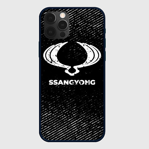 Чехол iPhone 12 Pro Max SsangYong с потертостями на темном фоне / 3D-Черный – фото 1