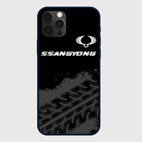 Чехол iPhone 12 Pro SsangYong speed на темном фоне со следами шин: сим / 3D-Черный – фото 1