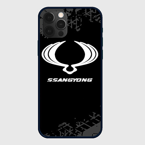 Чехол iPhone 12 Pro SsangYong speed на темном фоне со следами шин / 3D-Черный – фото 1