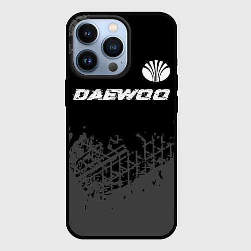 Чехол iPhone 13 Pro Daewoo speed на темном фоне со следами шин: символ / 3D-Черный – фото 1